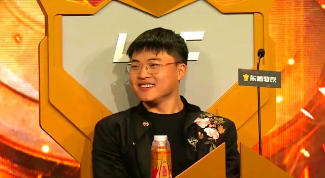 DRX绝杀DK，Uzi关键团战开团秒人激烈交锋小组赛，让粉丝疯狂欢呼